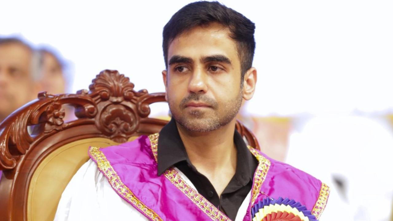 कितने एजुकेटेड हैं निखिल कामथ?