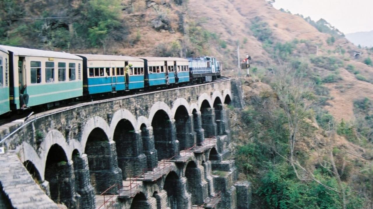 समय के साथ बदलते रहे हैं ट्रेनों के रंग