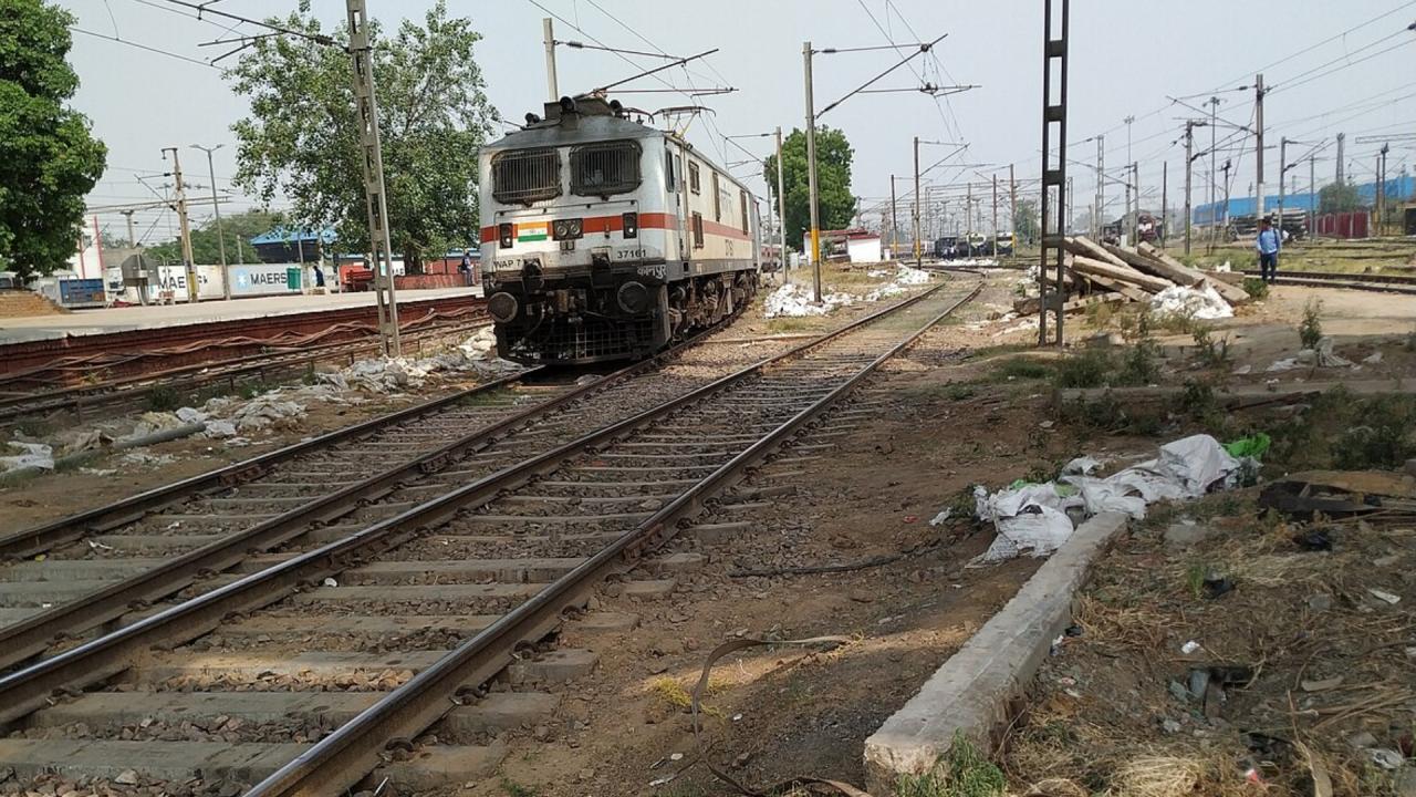 विज़ुअल लैंग्वेज का काम करते हैं ट्रेन