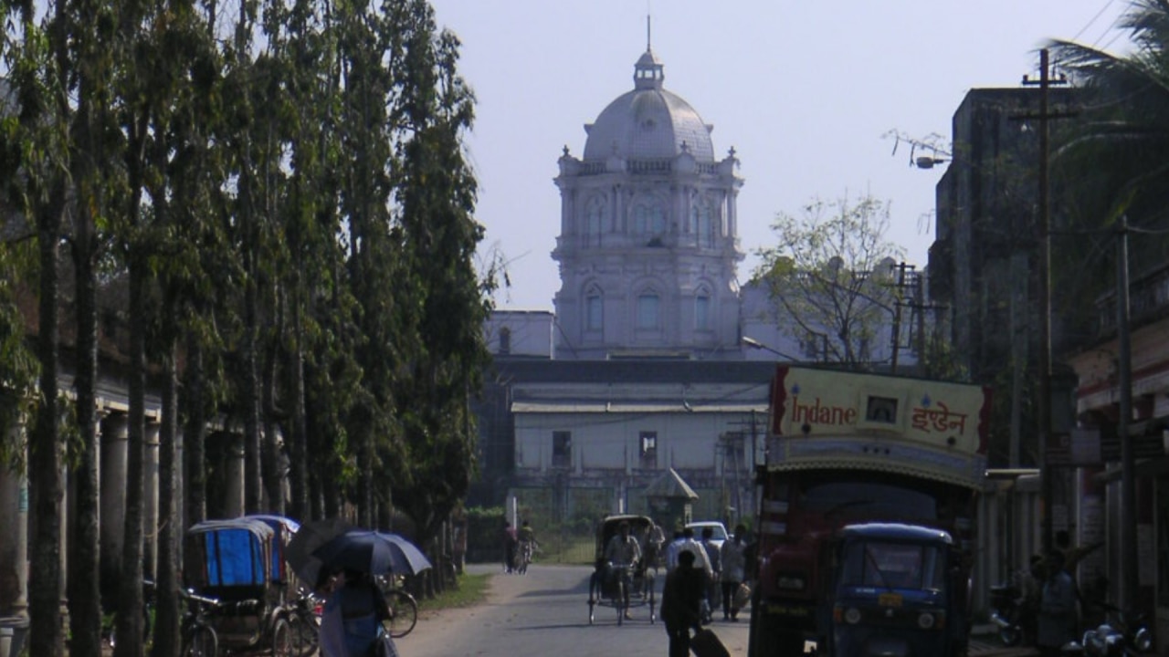 बांग्लादेश की राजधानी ढाका से काफी करीब है यह राज्य