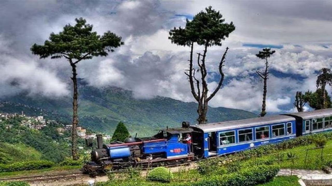 खूबसूरत वादियों से गुजरती है ये ट्रेन