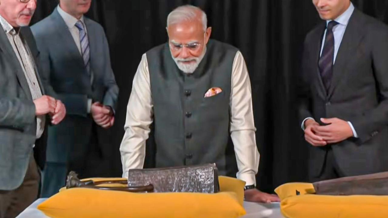 दो भाषाओं में बातें लिखी