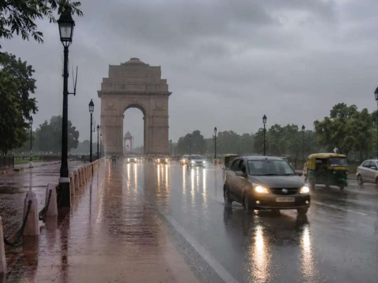 Delhi-NCR Weather Update: Tunderstroms, rain hits several parts of National Capital, IMD issues alert