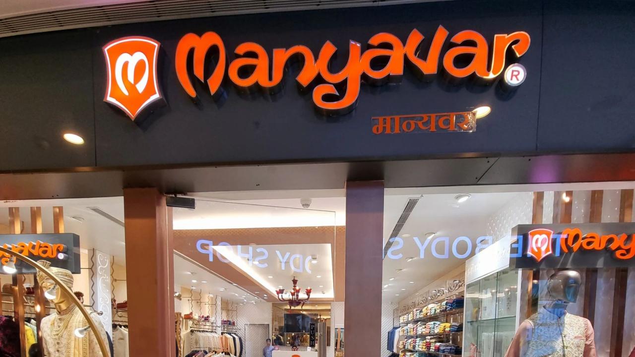 फिर खोला अपना पहला एक्सक्लूसिव स्टोर