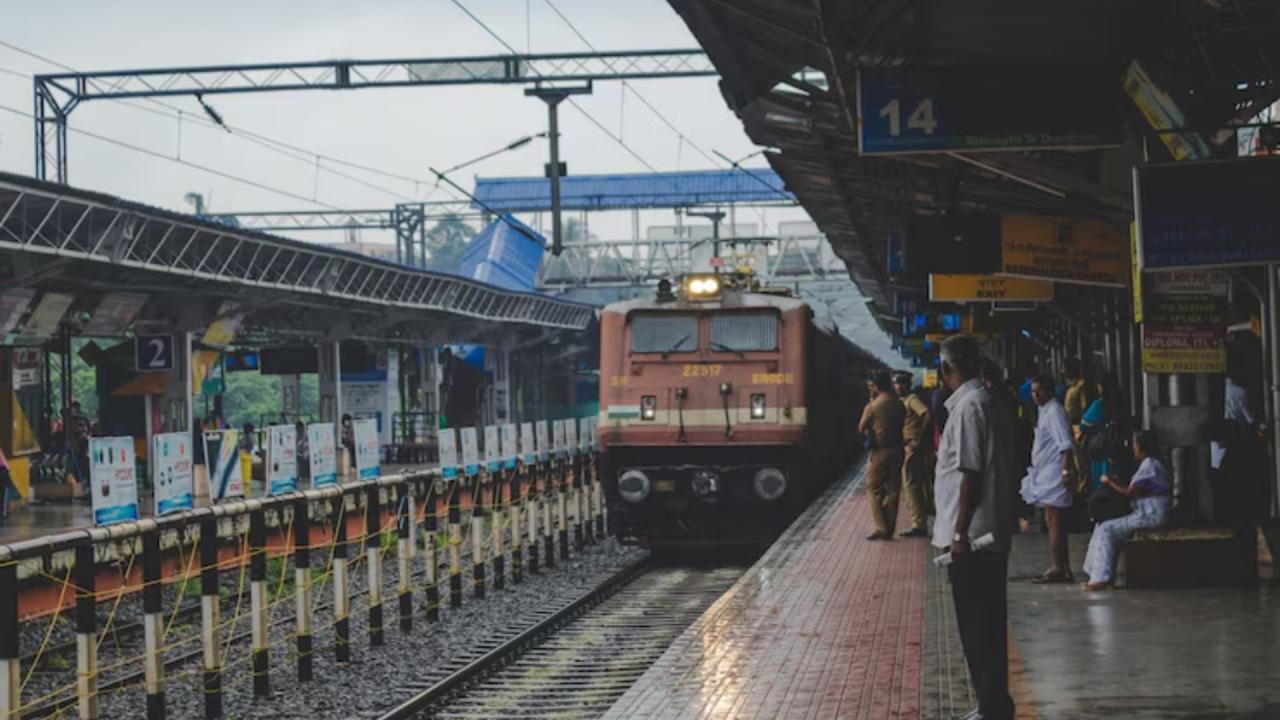 तेज आवाज में गाने सुनना या वीडियो देखना