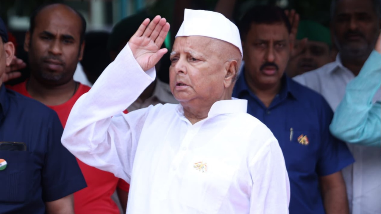 4. "मैं दिल से समाजवादी हूं और गरीबों के हितों को ध्यान में रखता हूं."