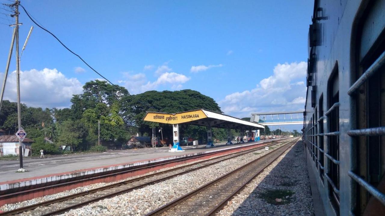 भारत-भूटान सीमा से कितनी है हासिमारा रेलवे स्टेशन की दूरी?