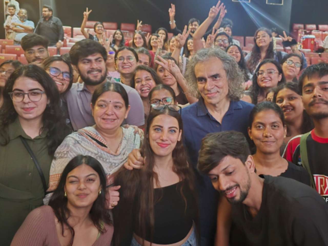 Viral video: Imtiaz Ali visits theatres across cities to thank audiences for overwhelming love for Main Vaapas Aaunga