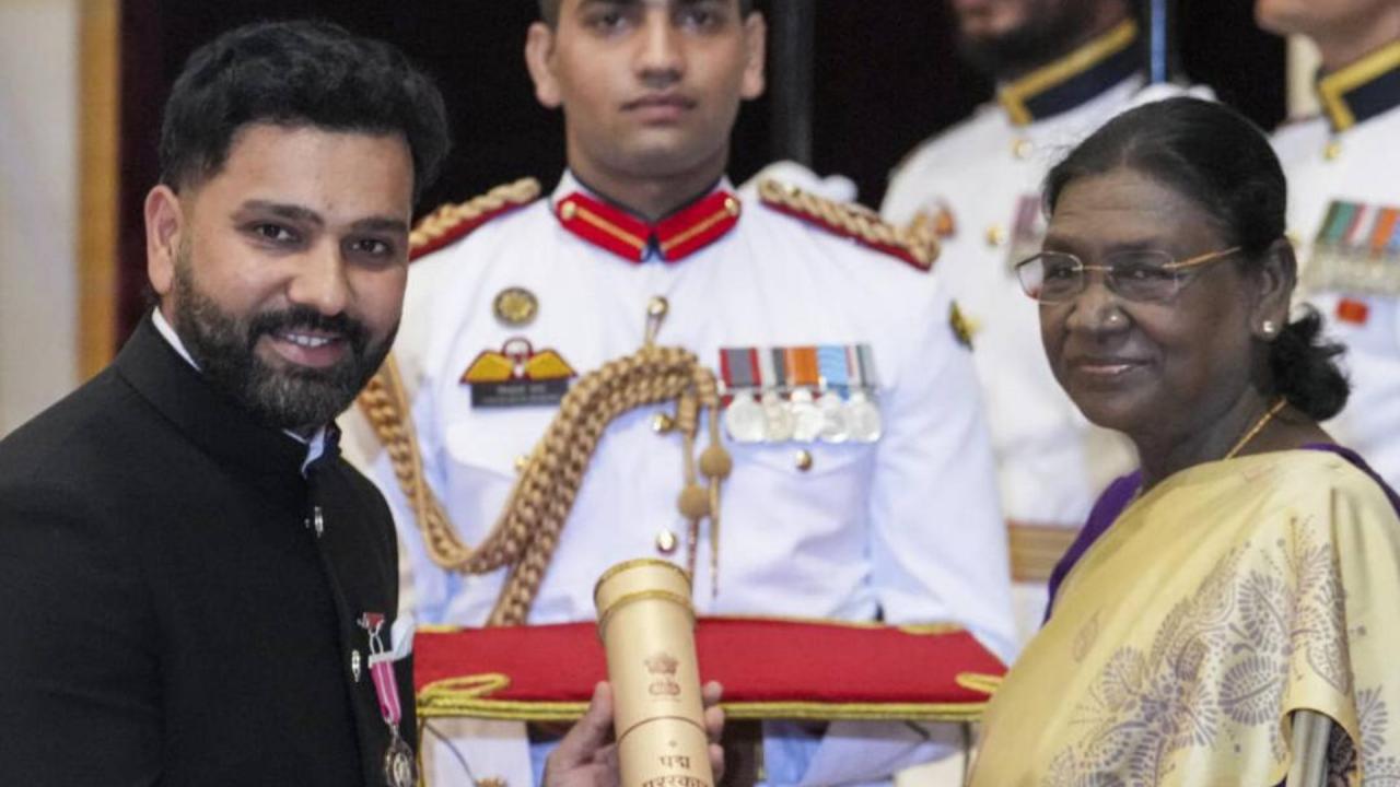 राष्ट्रपति भवन में पद्मश्री अवॉर्ड से सम्मानित हुए रोहित शर्मा, राष्ट्रपति द्रौपदी मुर्मु ने दिया अवॉर्ड