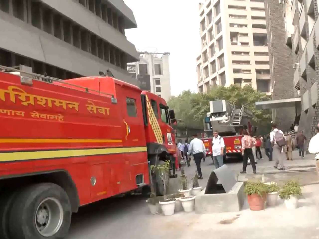 Delhi: Massive fire breaks out at Barakhamba restaurant, sparks panic