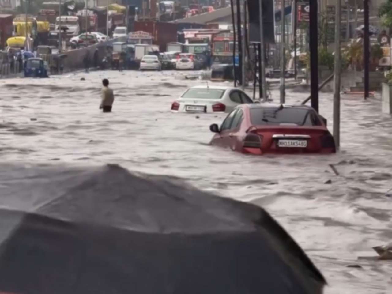 Heavy rain causes waterlogging in several Mumbai areas; IMD issues red alert for next 3 hours