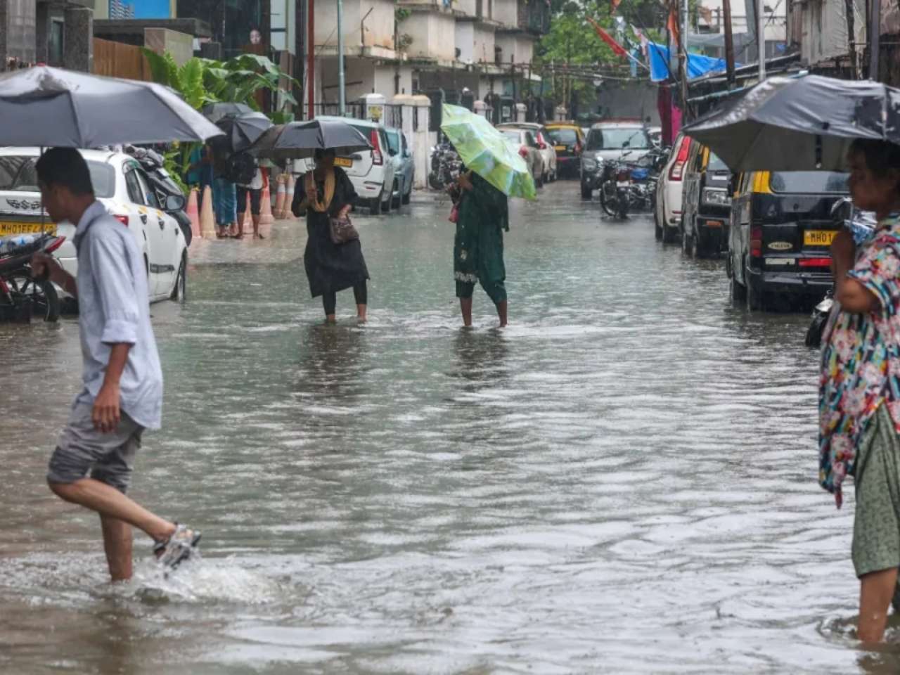 Weather Update: IMD issues heavy rain alert for Mumbai; monsoon set to intensify in Delhi