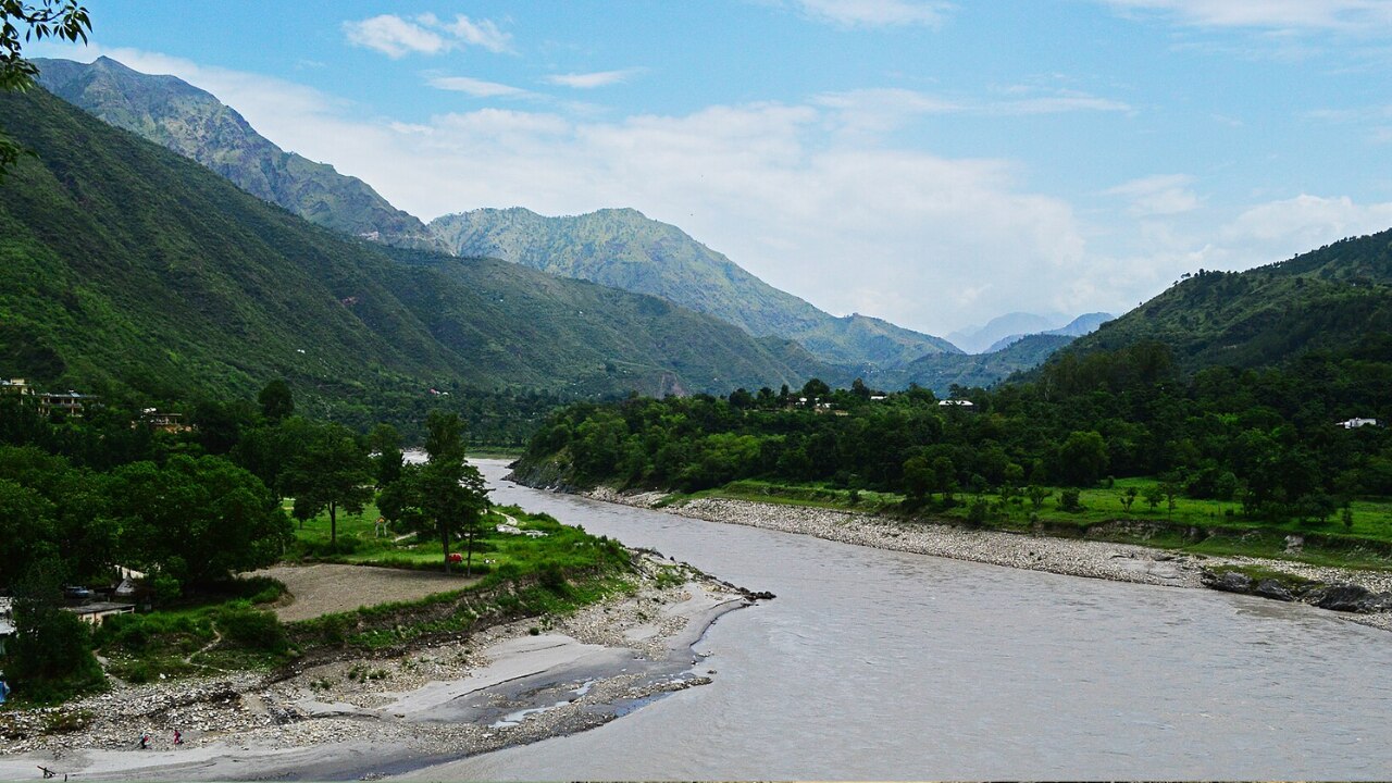 कहां से निकलती है सतलुज नदी?