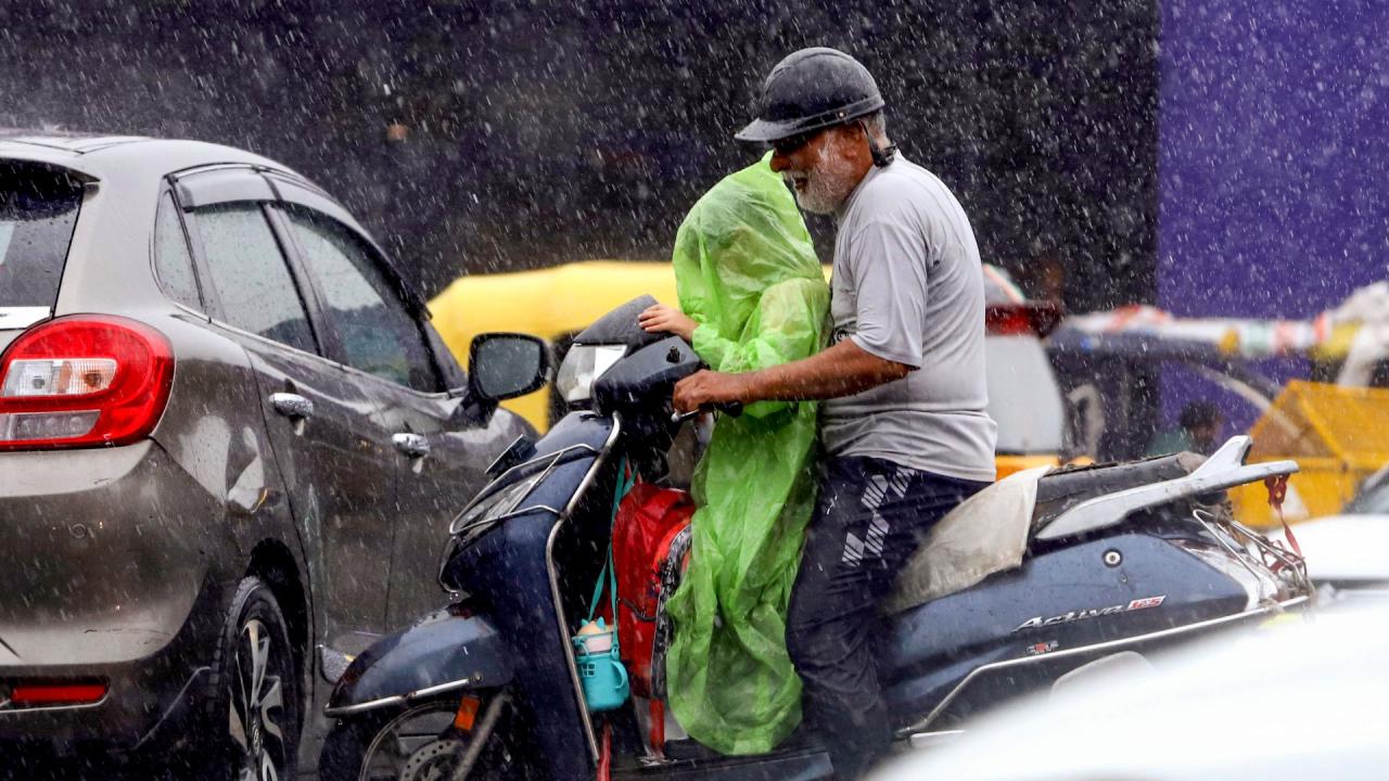 आज का मौसम, 8 जुलाई: दिल्ली से नोएडा-गाजियाबाद-गुरुग्राम तक सुहाना रहेगा मौसम, बारिश के साथ चलेंगी हवाएं