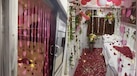 चलती ट्रेन के फर्स्ट AC केबिन को कपल ने 'सुहागरात' के लिए सजाया! वीडियो वायरल होते ही TT सस्‍पेंड