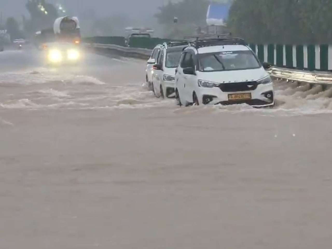 Mumbai-Ahmedabad Highway traffic chaos: Thousands stranded for over 15 hours amid heavy rain
