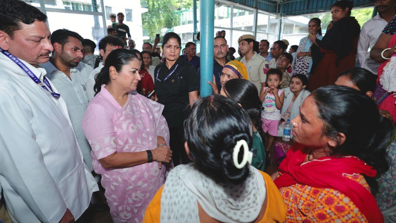 लाल बहादुर शास्त्री अस्पताल पहुंचीं CM रेखा गुप्ता, मरीजों से बातचीत कर जाना हाल