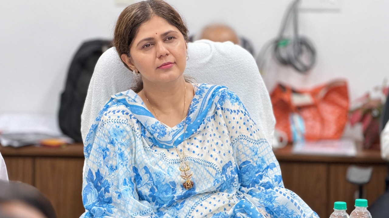 रोड एक्सीडेंट में पिता गोपीनाथ मुंडे के निधन के बाद आगे बढ़ा रहीं उनकी राजनीतिक विरासत