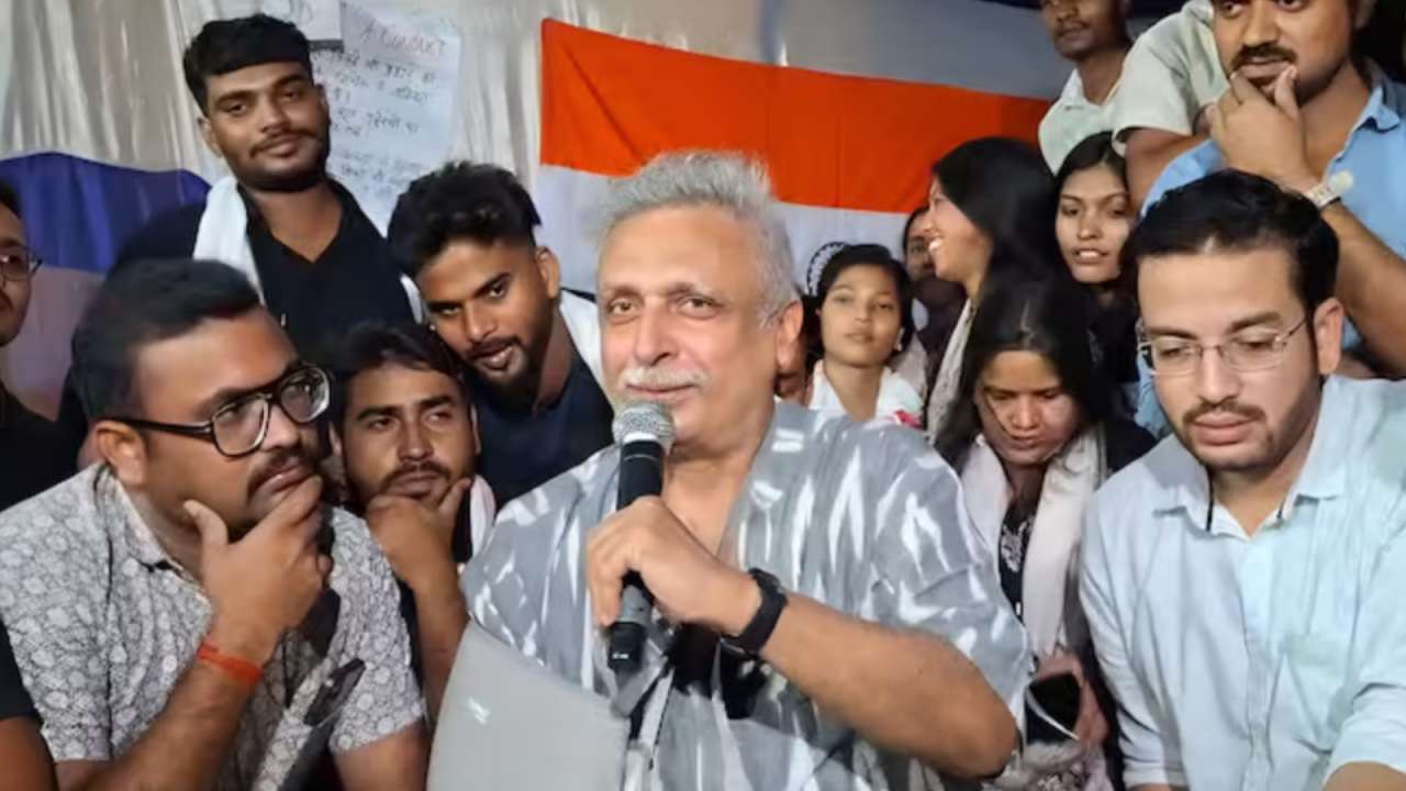 Viral video: Piyush Mishra joins JPSC-JSCC protest in Ranchi, sings Aarambh Hai Prachand - Watch