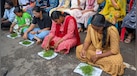 केरल में PSC रैंक-होल्डर शिक्षकों ने घास खाकर जताया विरोध, क्यों कर रहे हैं प्रदर्शन? क्या है मांगें