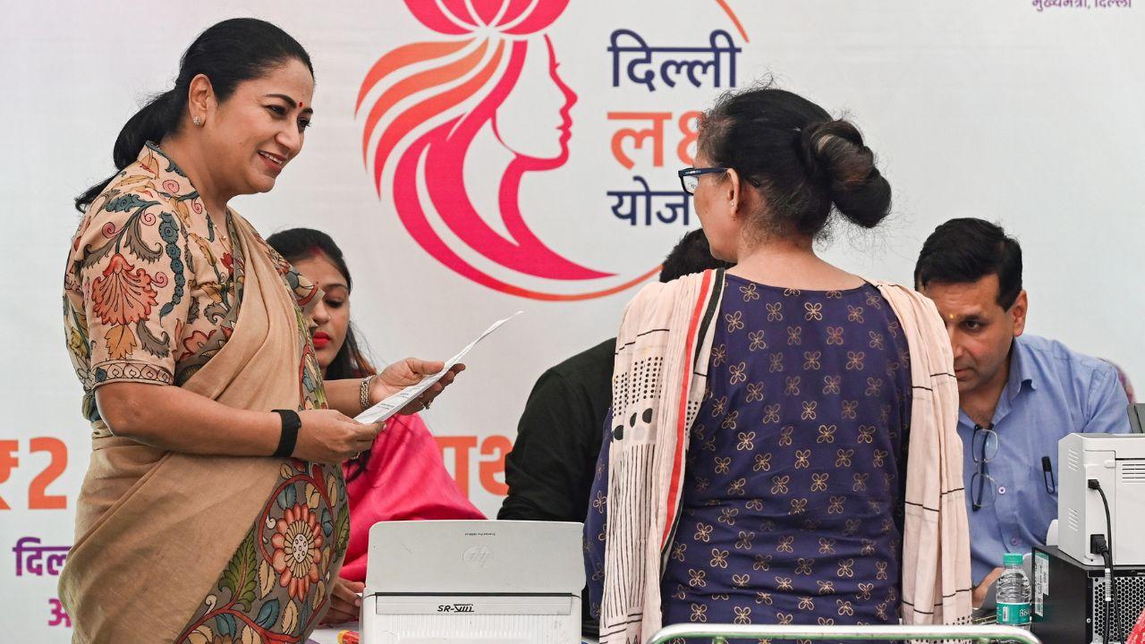 Delhi Lakshmi Yojana: आज से दिल्ली में महिलाओं को मिलेंगे ₹2500 महीना, ऐसे करें अप्लाई