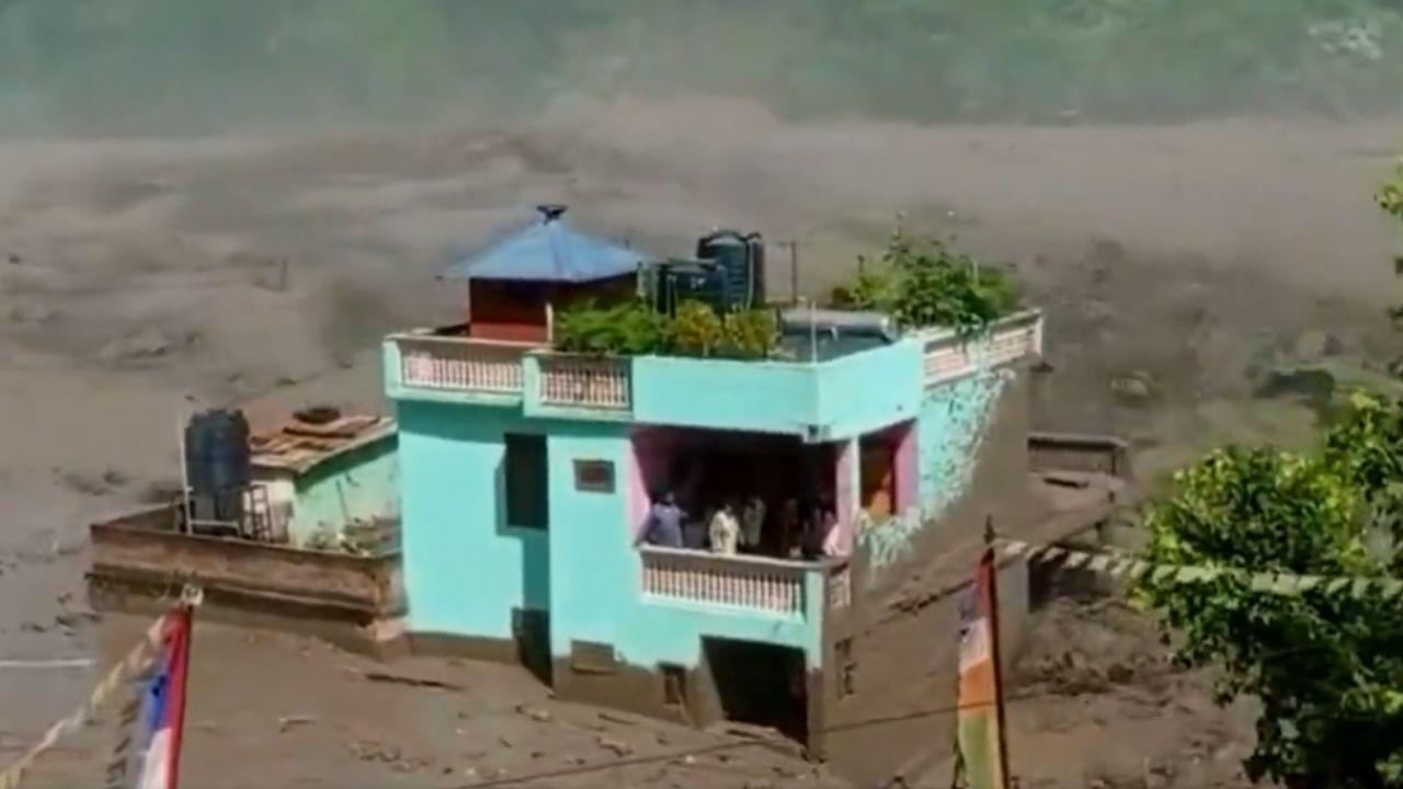 नेपाल की विनाशकारी बाढ़ में भी कैसे खड़ा रहा ये मकान? वीडियो में सामने आई वजह
