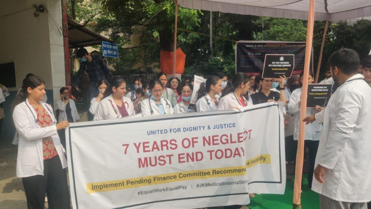 36 घंटे की शिफ्ट, 12 हजार रुपये स्टाइपेंड... जम्मू-कश्मीर में मेडिकल इंटर्न क्यों कर रहे विरोध-प्रदर्शन?