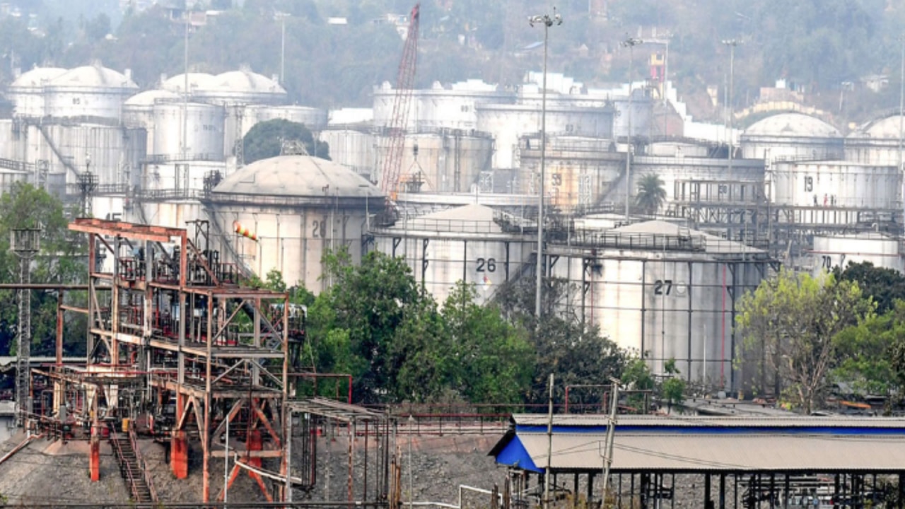Why could oil companies be losing Rs 530 crore a day despite unchanged fuel prices?
