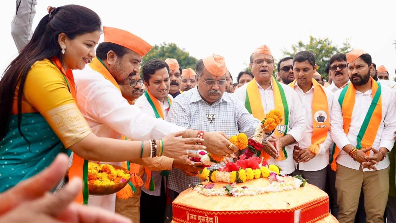 संत तुकडोजी महाराज की पावन भूमि पर 'सेवा संकल्प यात्रा' का भव्य स्वागत, वृक्षारोपण और जनसेवा से दिया ग्राम विकास का संदेश