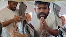 'अरे क्यों, आप फ्लाइट में कैसे आ गए?', पुलिस को देखते ही चिल्लाने लगे दीपके, कभी हाथ छुड़ाते तो कभी फोन में कुछ टाइप करते