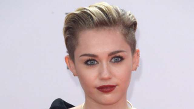 Miley Cyrus strips naked for V Magazine's cover