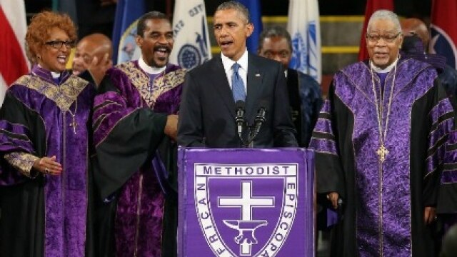 US President Obama leads mourners in singing "Amazing Grace" during