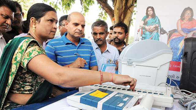 EVMs to show photos of candidates