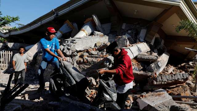 Tourists Flee Indonesias Lombok Island After Earthquake Kills 98