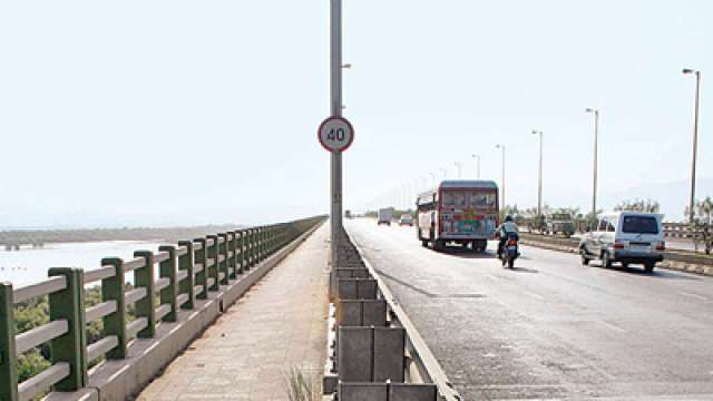 The girl was spotted trying to jump into Vashi bridge