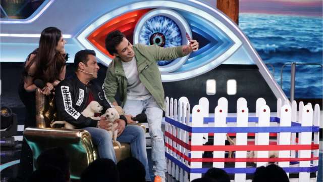 Aayush and Warina give Salman Khan a 'puppy' for his answers