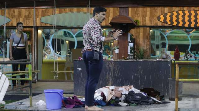 Srishty Rode asks Shivashish to destroy all his clothes
