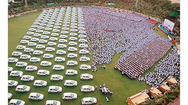 Surat diamond merchant Savji Dholakia gifts 400 flats, 1,260 cars to  employees as Diwali gift - The American Bazaar