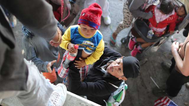 Migrants climb walls to evade police 