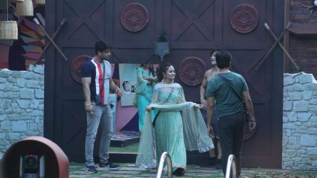 Bigg Boss 13 October 8 2019 Written Update Rashami Desai calls