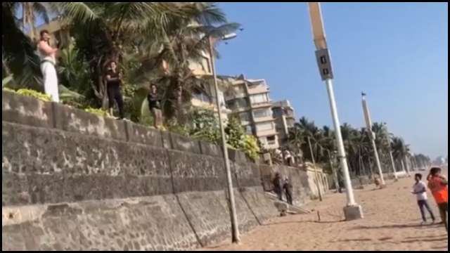 Watch Neighbours Hrithik Roshan Akshay Kumar Come Together To Applaud Bmc Mumbai Police 203 a wing, lokhandwala complex, andheri(west), mumbai 400053. hrithik roshan akshay kumar come