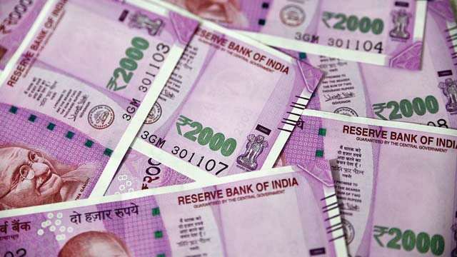 Coronavirus fear: Residents of Budh Vihar area hesitate to pick up Rs 2000  notes from road
