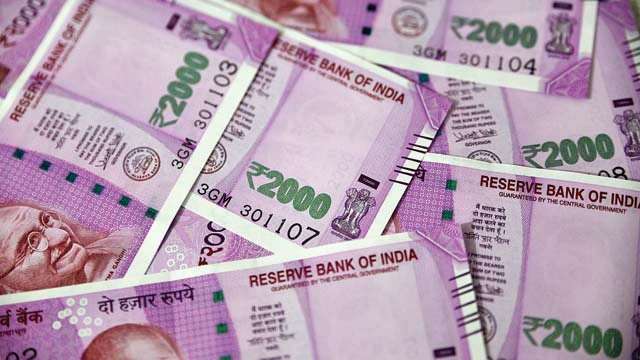 Coronavirus fear: Residents of Budh Vihar area hesitate to pick up Rs 2000 notes from road