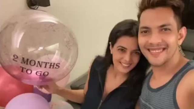 Aditya Narayan Shweta Agarwal S Throwback Photo Shows Their Excitement For Wedding