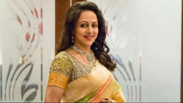Hema Malini receives Indian Film Personality of the Year 2021 Award at IFFI Goa - Vimarsana News