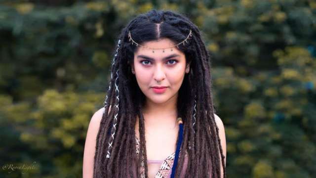 'Apni Sonu toh No 1 hai'! Nidhi Bhanushali's sexy look in deep neckline top goes viral - Vimarsana News