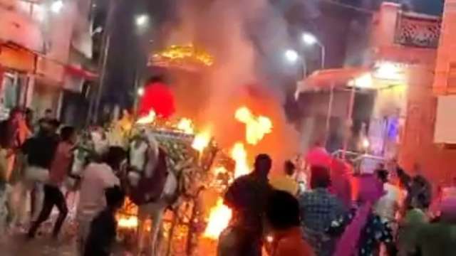 SHOCKING! Horse carriage with groom catches fire during wedding - Vimarsana News