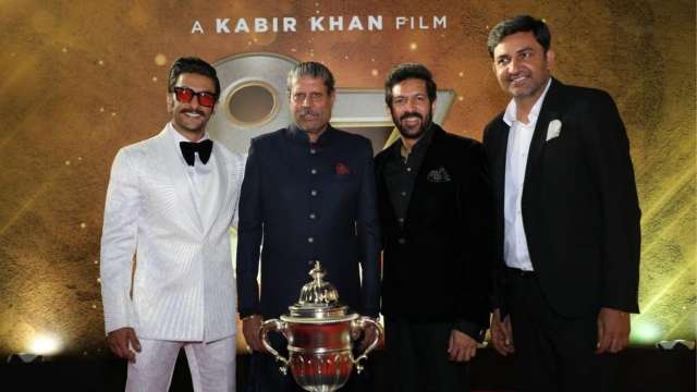 Ranveer Singh crazy dance with Srikkanth and Balwinder Singh Sandhu at '83' premiere is going viral - Vimarsana News