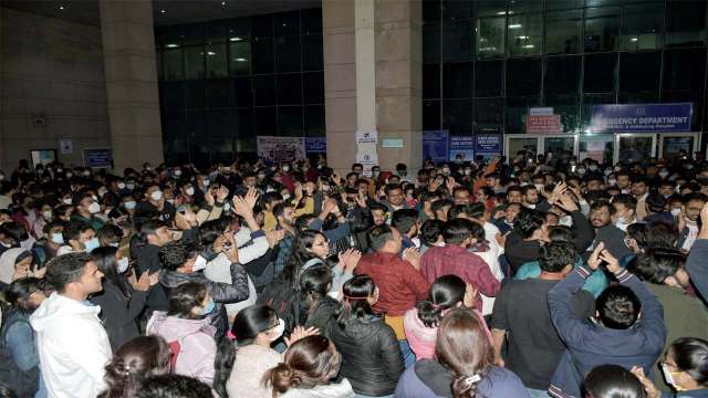 Delhi resident doctors' groups threaten complete shutdown of medical services, allege brutal police crackdown - Vimarsana News