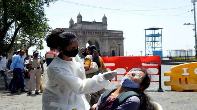 Mask-up Mumbai: Omicron and 'poor air quality' put Mumbaikars in 'double risk' - Vimarsana News